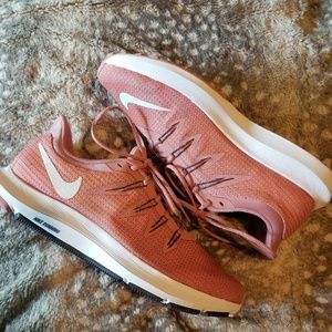 7.5 pink Nike Quest